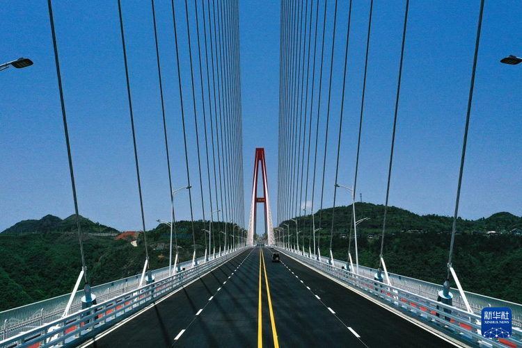 貴州龍里河大橋建成通車