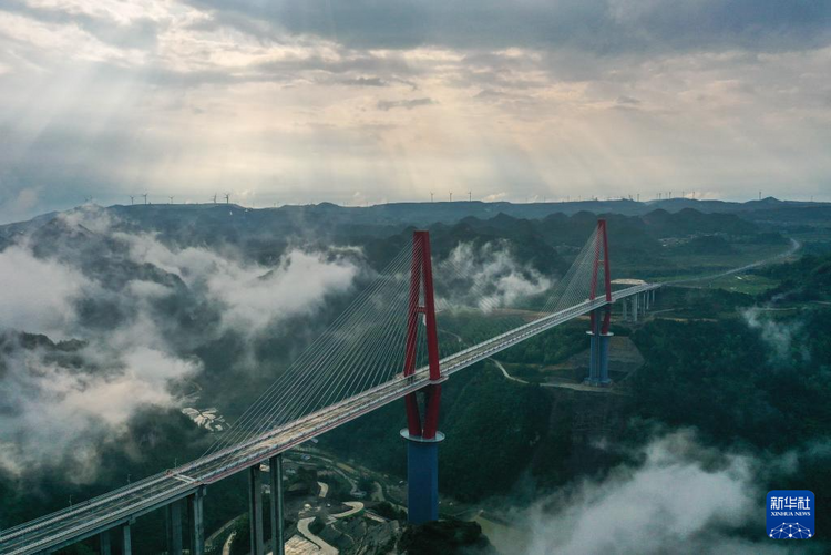 貴州龍里河大橋建成通車