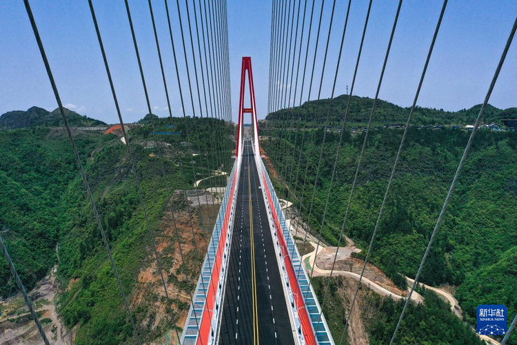 貴州龍里河大橋建成通車