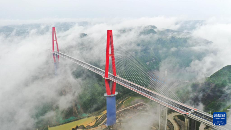 貴州龍里河大橋建成通車