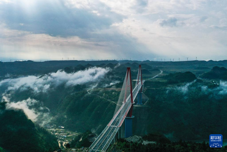 貴州龍里河大橋建成通車