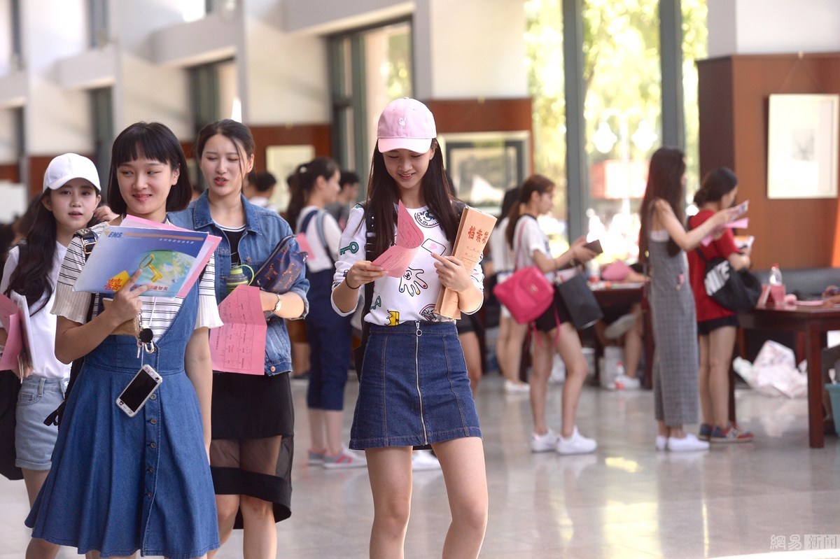 中戲開(kāi)學(xué)新生前來(lái)報(bào)到 校園美女如云(圖文)