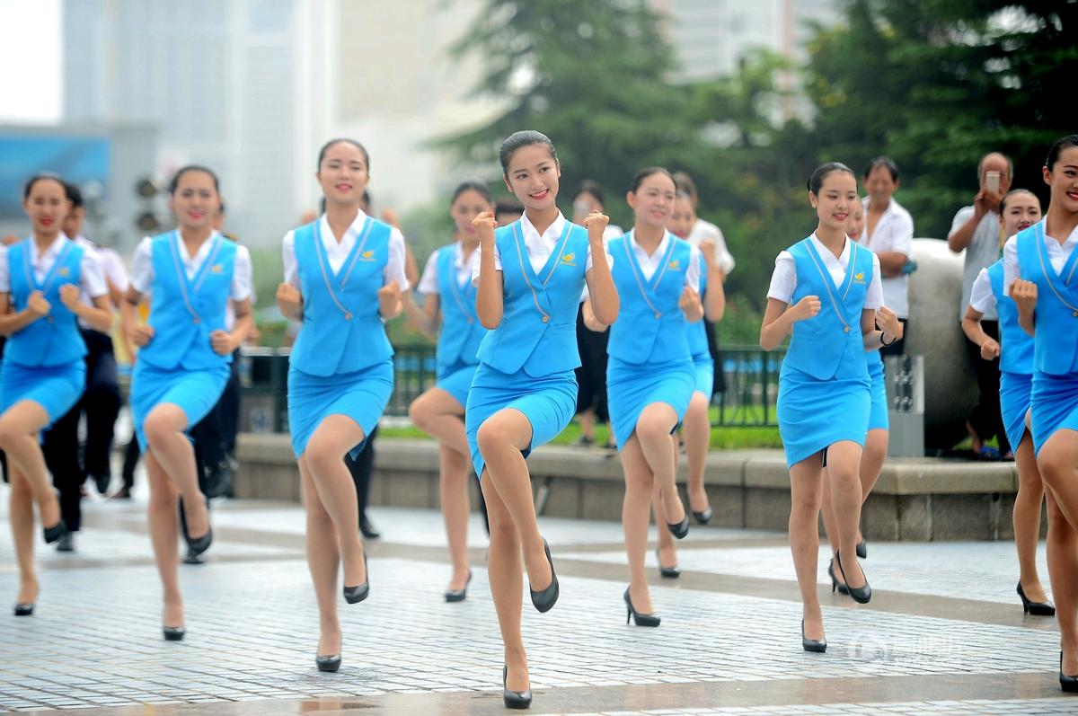 山東濟(jì)南400名準(zhǔn)空姐跳熱舞 穿制服玩快閃