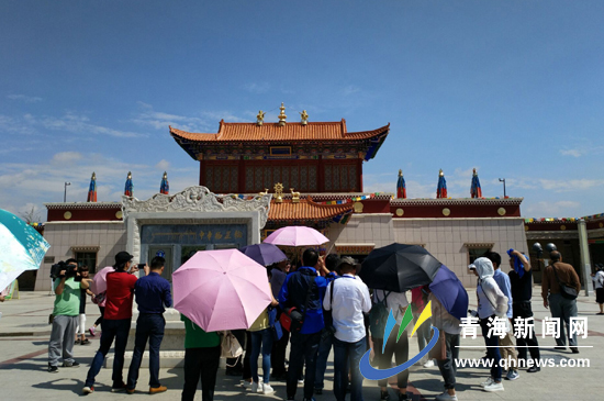 網媒記者在貴德“中華福運輪”前為地球生態(tài)祈福