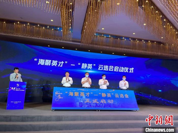 政府部門(mén)正探索將傳統(tǒng)的線下人才服務(wù)模式延伸至線上的“云端”服務(wù)模式�！O倩 攝