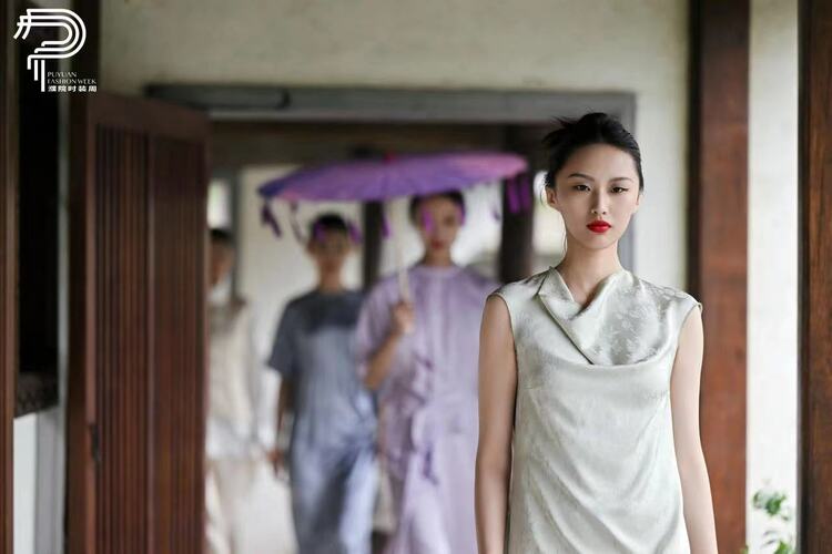 濮院時(shí)裝周：萬錦堂濮綢“花朝”新中式服裝秀舉行_fororder_微信圖片_20240427144835