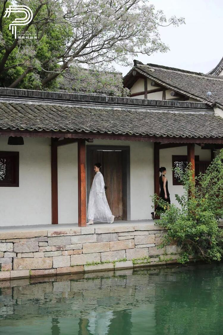 濮院時(shí)裝周：萬錦堂濮綢“花朝”新中式服裝秀舉行_fororder_微信圖片_20240427144910