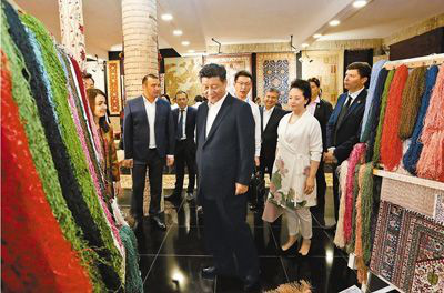 習近平參觀布哈拉古城 走進地毯和絲綢作坊