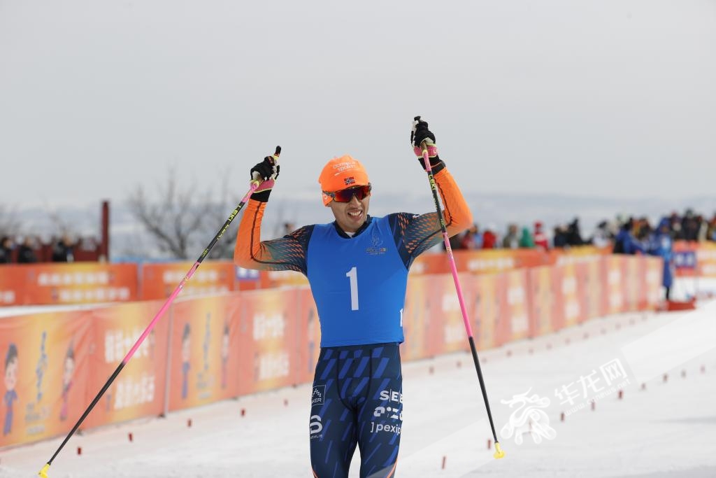 越野滑雪公開(kāi)組男子雙追逐比賽中，重慶運(yùn)動(dòng)員王強(qiáng)沖線后慶祝。華龍網(wǎng)特派記者 石濤 攝