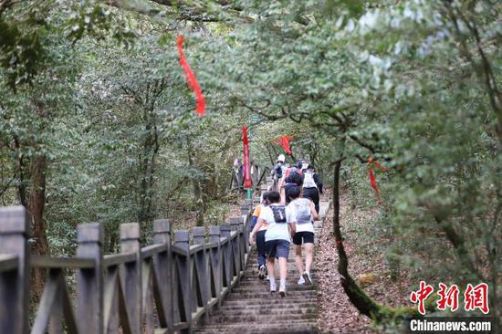 選手攀爬登山步道臺(tái)階。賽事組委會(huì)供圖