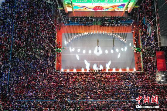 3月22日，2024年“村BA”球王爭霸賽貴州賽區(qū)第一場預(yù)選賽在貴州省臺江縣臺盤村開賽。圖為現(xiàn)場座無虛席。 （無人機(jī)照片）