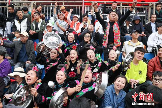 3月22日，2024年“村BA”球王爭霸賽貴州賽區(qū)第一場預(yù)選賽在貴州省臺江縣臺盤村開賽。圖為現(xiàn)場觀眾為球隊(duì)加油助威。
