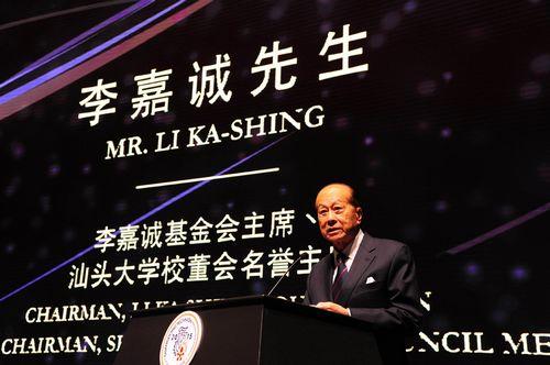 李嘉誠向香港數(shù)千名考生派錢 每人5000港元(圖文)