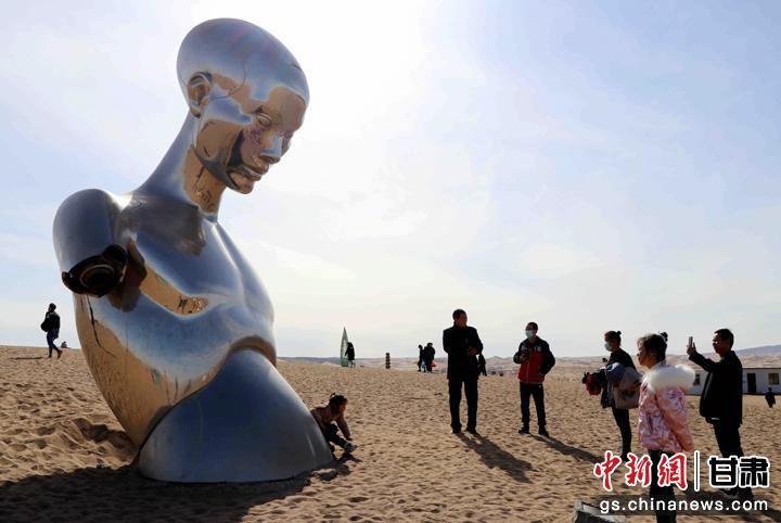 春節(jié)期間，游客在民勤縣蘇武沙漠雕塑藝術(shù)主題公園拍照留念。馬愛彬 攝