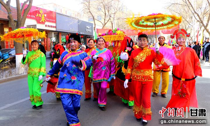 民勤縣社火展演精彩紛呈，演員們精神抖擻為觀眾獻(xiàn)藝。馬愛彬 攝