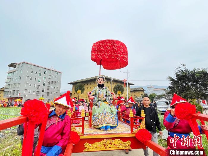 撫市“走古事”由當?shù)亓蟠宓娜罕娮园l(fā)組織，他們用車載、轎抬的方式，將那些傳說中的故事、戲曲以及現(xiàn)實生活中的英雄人物或情節(jié)，一一呈現(xiàn)于眾人眼前。永定區(qū)融<a href=http://www.arpwindows.com target=_blank class=infotextkey>媒體</a>中心供圖