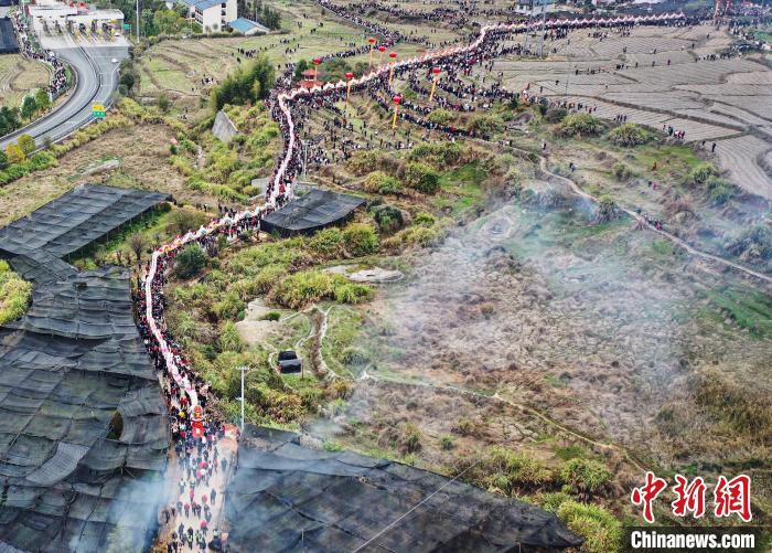 俯瞰壯觀的游大龍鬧元宵活動(dòng)�！≈行戮W(wǎng)記者 王東明 攝