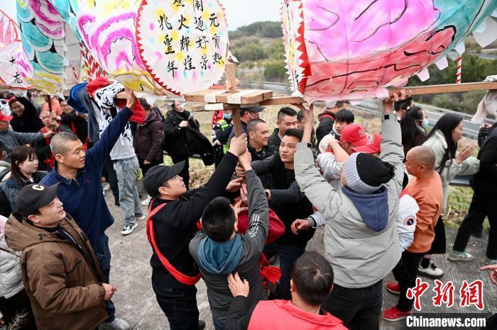 中青年一起扛著龍身游大龍。　中新網(wǎng)記者 王東明 攝