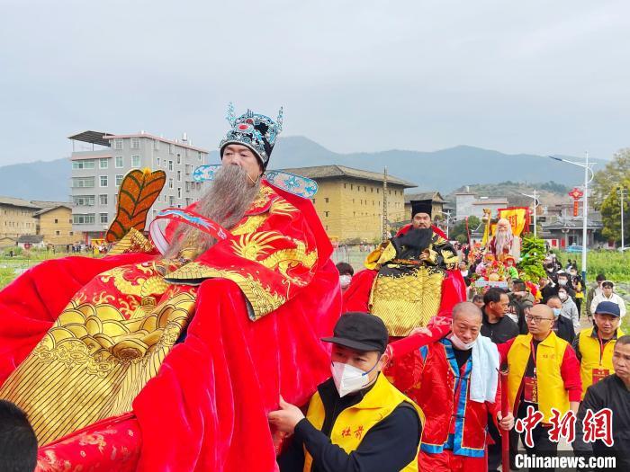 撫市“走古事”匯聚了四面八方、數(shù)以萬計的游客與鄉(xiāng)親，共襄盛舉，歡慶元宵。永定區(qū)融<a href=http://www.arpwindows.com target=_blank class=infotextkey>媒體</a>中心供圖