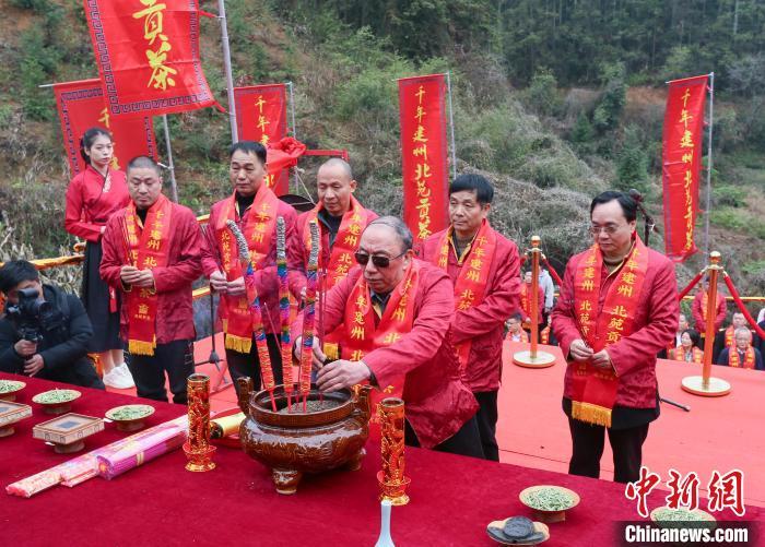 茶農(nóng)依次獻(xiàn)上“靈芽”“御泉”和“龍團(tuán)鳳餅”，上香，行鞠躬禮。　魏永青 攝