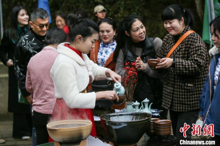 活動(dòng)現(xiàn)場(chǎng)，市民在品嘗北苑茶。魏永青 攝