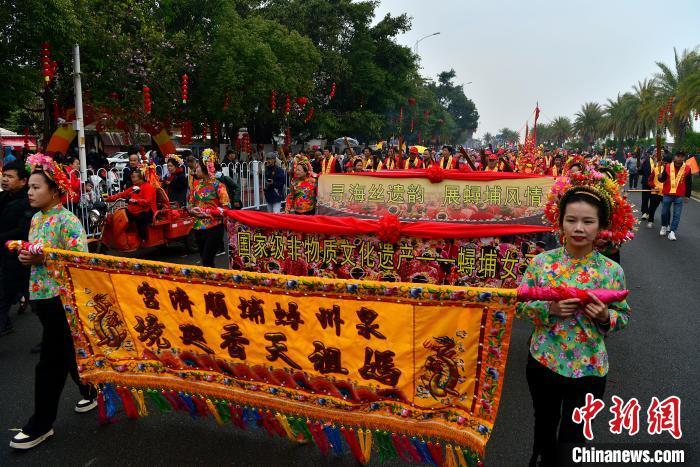 圖為3月9日，福建省泉州市豐澤區(qū)蟳埔民俗文化村舉行媽祖“天香巡境”民俗活動，祈求風(fēng)調(diào)雨順，國泰民安。 中新網(wǎng)記者 張斌 攝