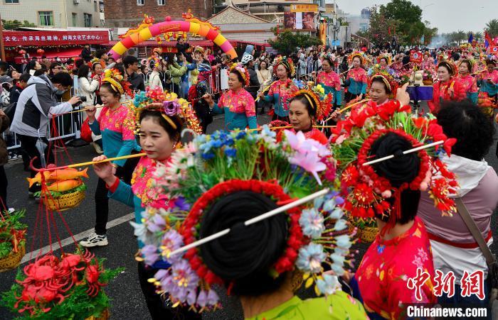 圖為3月9日，蟳埔女們身著大裾衫，頭戴“簪花圍”在巡境隊列中，成為一道靚麗的風(fēng)景線�！≈行戮W(wǎng)記者 張斌 攝
