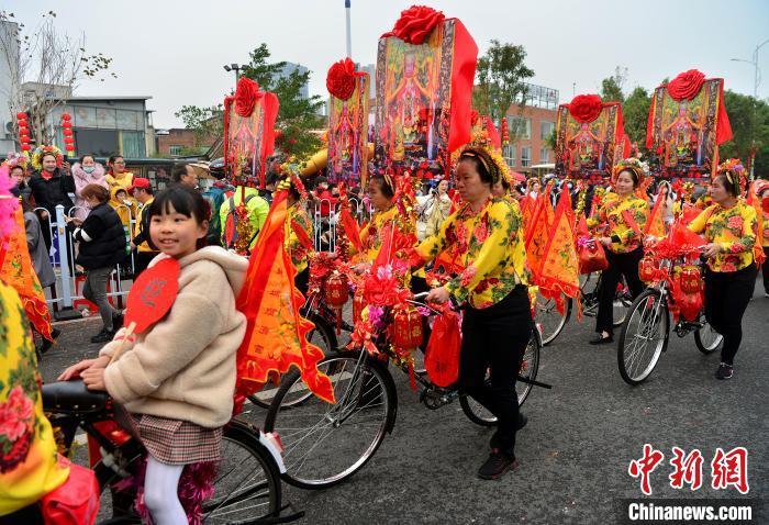 圖為3月9日，蟳埔女們身著大裾衫，頭戴“簪花圍”在巡境隊列中，成為一道靚麗的風(fēng)景線�！≈行戮W(wǎng)記者 張斌 攝