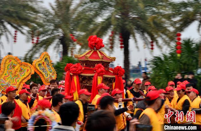 圖為3月9日，村民們抬著媽祖轎奔跑前進�！≈行戮W(wǎng)記者 張斌 攝