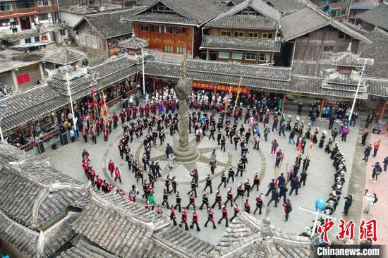 民族大團(tuán)結(jié)表演�！≈行戮W(wǎng)記者 瞿宏倫 攝