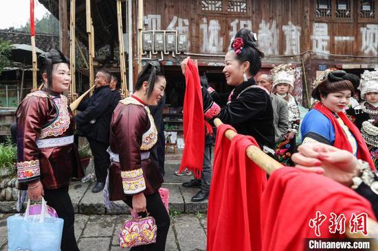 小丹江苗寨村民在“招龍節(jié)”現(xiàn)場攔門迎賓。中新網(wǎng)記者 瞿宏倫 攝
