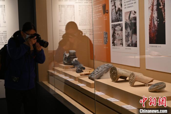 “南北匯流——渤海國與南漢國文物展”吸引參觀者。　陳楚紅 攝
