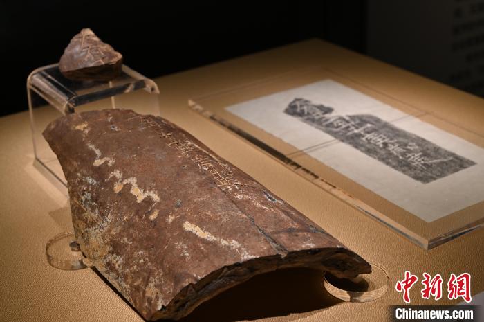 展覽展出南越國宮署遺址出土的“大有十五年壬寅歲建”銘文青釉陶排水管道殘片�！￡惓t 攝