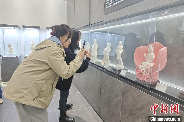 采風(fēng)團參觀德化瓷藝城里的大師藝術(shù)館。 吳冠標 攝