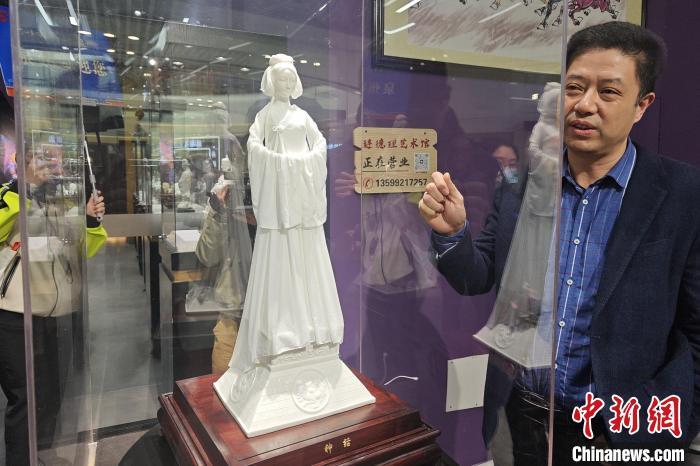 陶瓷藝術(shù)大師連德理正介紹自己的作品《神話》。吳冠標攝