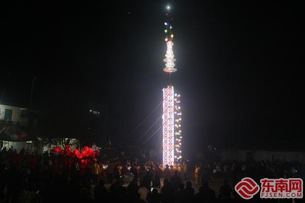 人們聚集在高照燈的周圍，共同祈盼吉祥平安。 東南網(wǎng)記者 陳艷 攝