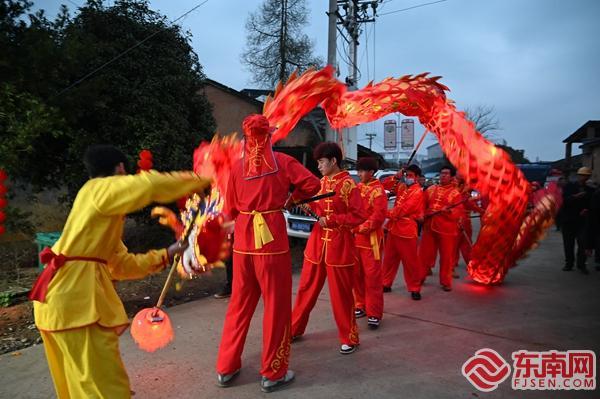 舞龍的隊(duì)伍里大部分是年輕的面孔 黃慧聰 攝