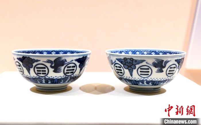 “四川各民族文物上的吉祥圖案”特展吸引觀眾觀展