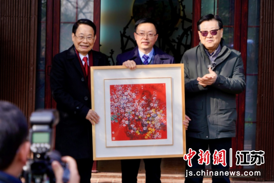 蕭暉榮向南京市中山陵園管理局捐贈(zèng)畫作《美美共歡》。范素麗 攝