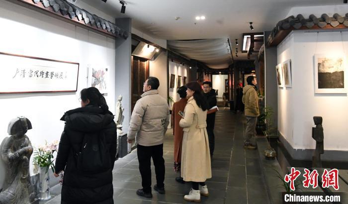 2月28日，“無界——盧清當(dāng)代繪畫學(xué)術(shù)展”在福州開展，吸引觀眾觀展。中新網(wǎng)記者 劉可耕 攝