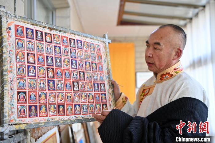 交巴加布的唐卡作品涵蓋了布面彩繪唐卡、珍珠唐卡、刺繪唐卡、織錦唐卡等10余種類型。他在唐卡著色、暈染、勾線、上色等方面都有很深的造詣，使得他的作品色彩鮮艷、線條流暢、構圖巧妙，充滿了藝術魅力。圖為交巴加布在個人工作室展示繪制的小唐卡。九美旦增 攝

　　