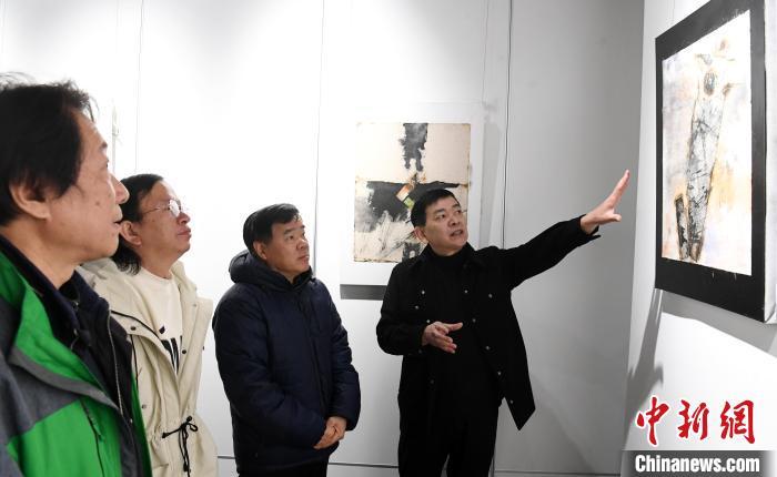 “無界——盧清當(dāng)代繪畫學(xué)術(shù)展”在福州開展。圖為藝術(shù)家盧清(右一)為來賓介紹參展新水墨作品創(chuàng)作過程。中新網(wǎng)記者 劉可耕 攝