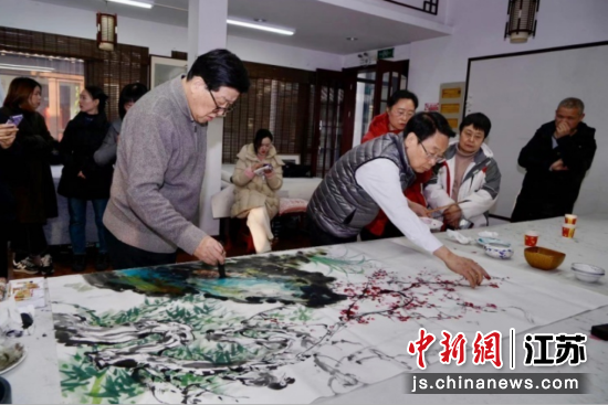 活動(dòng)中，蕭平與蕭暉榮合作完成了六尺整張國畫《歲朝圖》。范素麗 攝