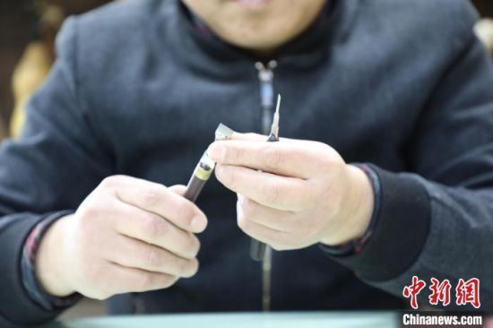 河北冀州葫蘆烙畫藝人方寸間烙出“非遺之花”