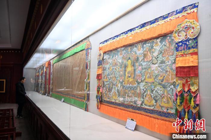 圖為精品唐卡展廳內展出的交巴加布與父親的唐卡作品，常吸引游人“打卡”。九美旦增 攝

