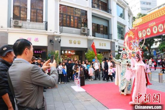 “廣府味·幸福年”演出現(xiàn)場(chǎng)。廣州粵劇院 供圖
