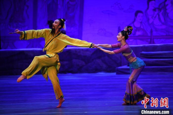 圖為《絲路花雨》在甘肅蘭州黃河劇院演出劇照。李亞龍 攝