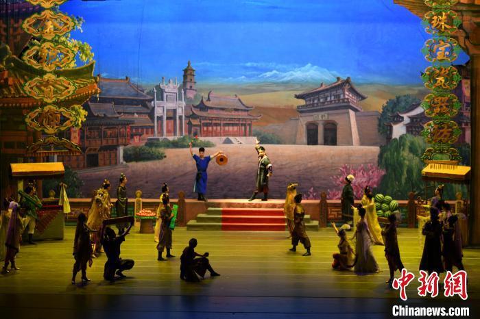 圖為《絲路花雨》在甘肅蘭州黃河劇院演出劇照。李亞龍 攝