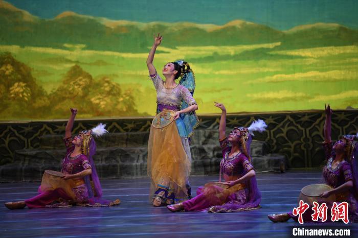 圖為《絲路花雨》在甘肅蘭州黃河劇院演出劇照。李亞龍 攝