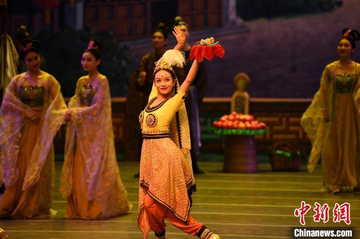 圖為《絲路花雨》在甘肅蘭州黃河劇院演出劇照。李亞龍 攝
